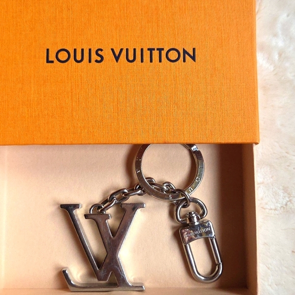 Louis Vuitton Silver Monogram Keychain - Picture 4 of 4